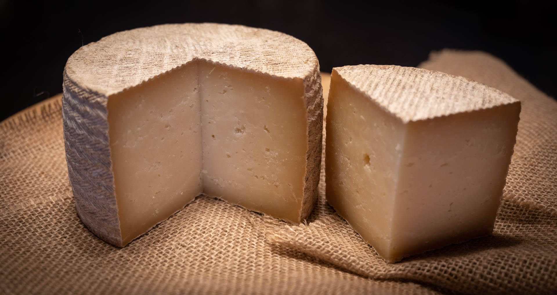 Queso de oveja curado partido por la mitad