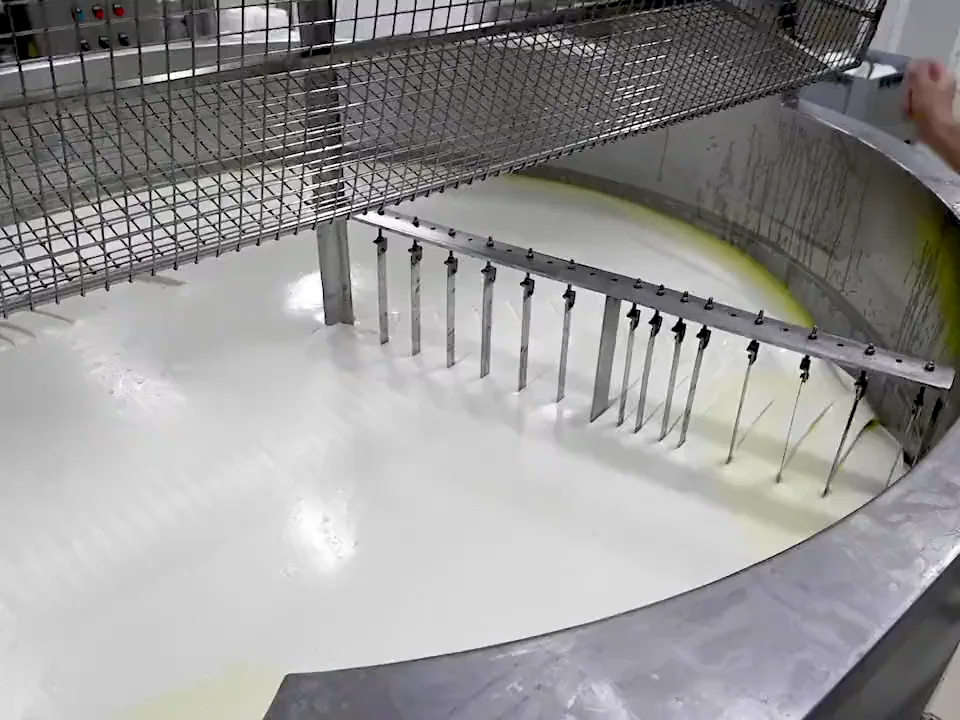 Las liras remueven la leche de oveja en la cuba de cuajar