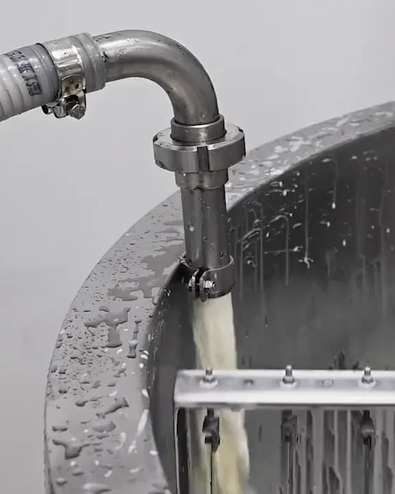 La leche de nuestras ovejas cae en la cuba