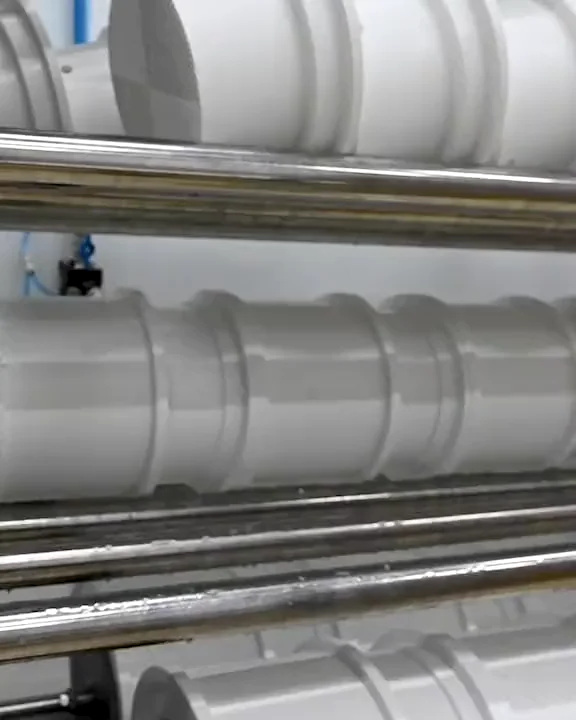 Moldes con el queso recién hecho en la prensa